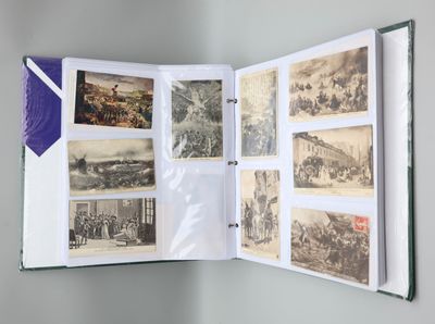 un livre ouvert avec des images de personnes et d'animaux