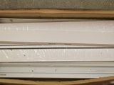 une boîte en carton contenant tout un tas d'objets blancs