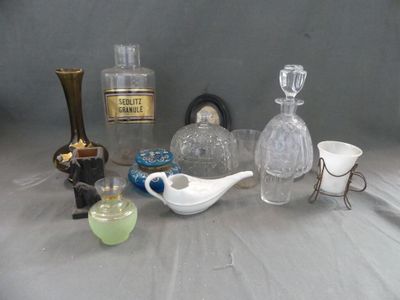 une table sur laquelle se trouvent de nombreux objets en verre