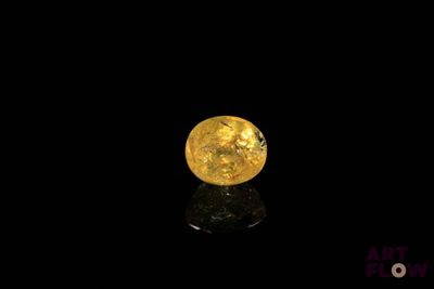 gros plan d'un diamant jaune sur une surface noire