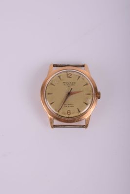 une image d'une montre-bracelet en or sur une surface blanche