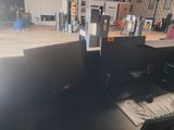 deux écrans d'ordinateur posés sur un bureau dans une pièce
