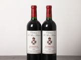 deux bouteilles de vin rouge posées sur une table en bois