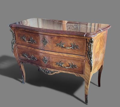 une commode en bois surmontée d'un miroir