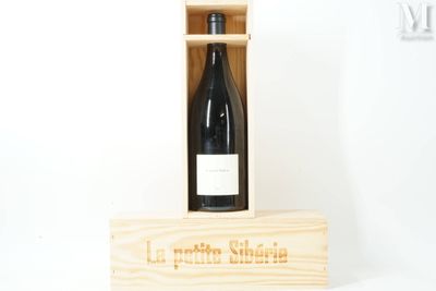 une bouteille de vin dans un coffret en bois sur une table