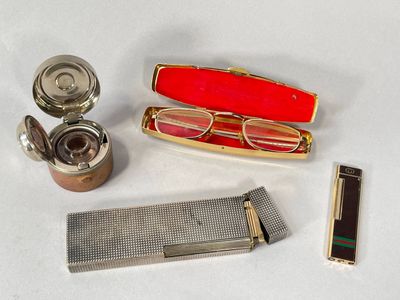 quelques objets posés sur une table