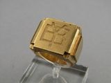 l'image d'une bague en or ornée d'une croix