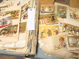 une pile de vieilles cartes postales pour enfants posée sur une table