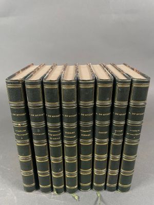 une pile de six livres posés les uns sur les autres sur une table