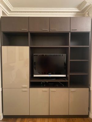 une photo d'un salon avec une télévision à écran plat