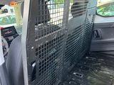 un chien dans une cage à l'arrière d'un camion