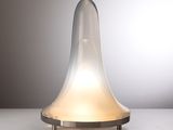 une lampe en verre posée sur une table