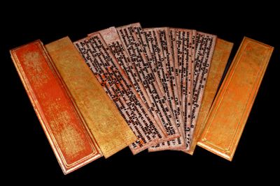 une pile de cinq livres posée sur une table