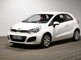 la petite voiture blanche est garée dans une grande pièce