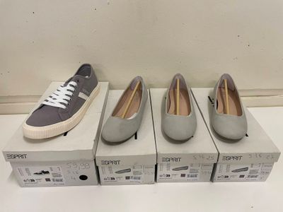 trois paires de chaussures grises et blanches posées sur des cartons