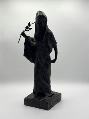 statue d'une femme tenant une rose à la main, sur fond blanc