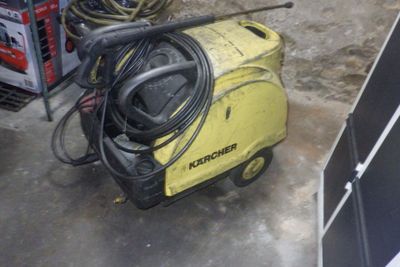 une petite machine jaune qui est garée dans le garage