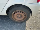 un gros plan d'un pneu sur une voiture blanche