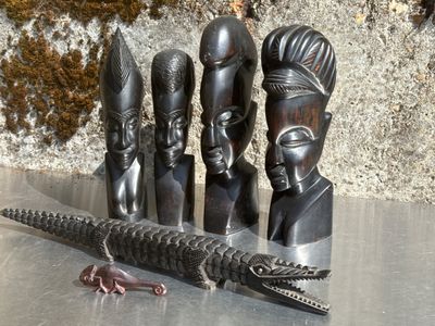 un ensemble de statues représentant des personnages et un crocodile, posées sur une table