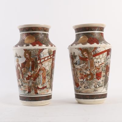 deux vases posés côte à côte sur une surface blanche