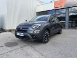un SUV Fiat gris garé devant un immeuble
