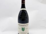 une bouteille de vin posée sur une table