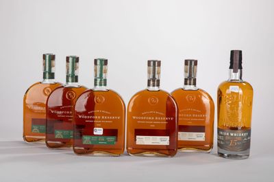 six bouteilles de whisky alignées sur une table