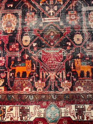 un tapis oriental à motifs rouges et bleus