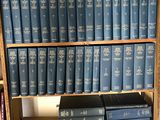 de nombreux livres qui se trouvent sur une étagère dans la pièce