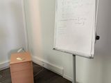 un tableau blanc posé sur un support dans un coin de la pièce