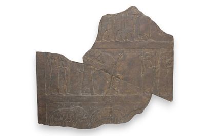 Bas relief en plâtre reproduisant une frise d'archets et écr…