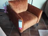 un fauteuil qui se trouve dans un salon