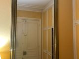 un miroir dans un coin d'une pièce où une lampe est allumée