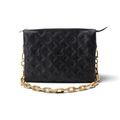 un sac Louis Vu Vu noir avec une bandoulière en chaîne dorée