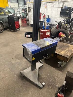 une image d'un établi dans un garage