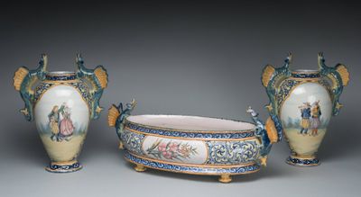 deux vases et un bol posés sur une table