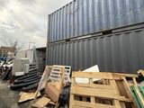 beaucoup de déchets par terre à côté d'un conteneur d'expédition