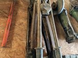 tout un tas d'outils posés sur un établi