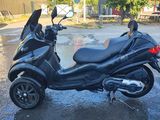 un scooter garé sur le parking