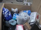 une boîte en carton remplie d'objets divers dans une pièce