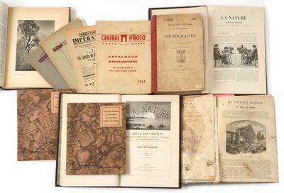 de nombreux vieux livres empilés les uns sur les autres