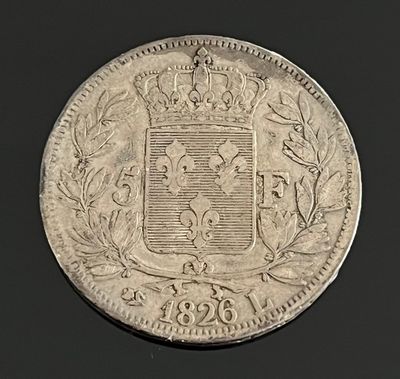 Gros plan sur une pièce de monnaie portant des armoiries