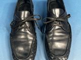 men ' s black leather driving shoes with laces on them