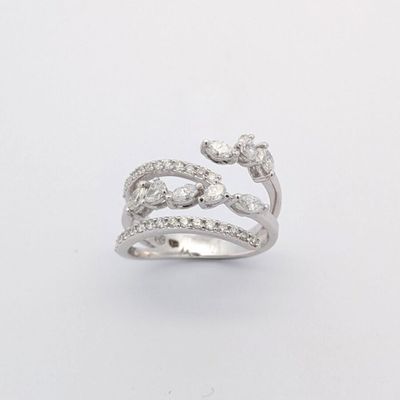 une image d'une bague en diamant sur fond blanc
