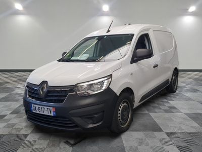 la camionnette blanche est garée sur le sol en damier d'une pièce