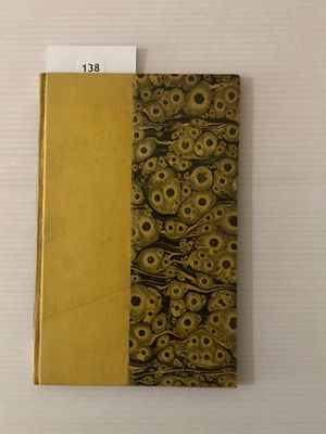 un gros plan d'un livre posé sur une surface blanche, avec un marque-page jaune