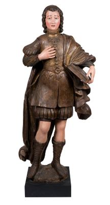 statue d'un homme vêtu d'une tenue marron et tenant un éventail