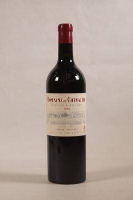 une bouteille de vin posée sur une table