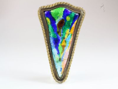 MONNERIE Limoges - Broche triangulaire en métal, serti d'un …