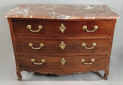 Commode nantaise en acajou sculpté et mouluré, ouvrant à tro…